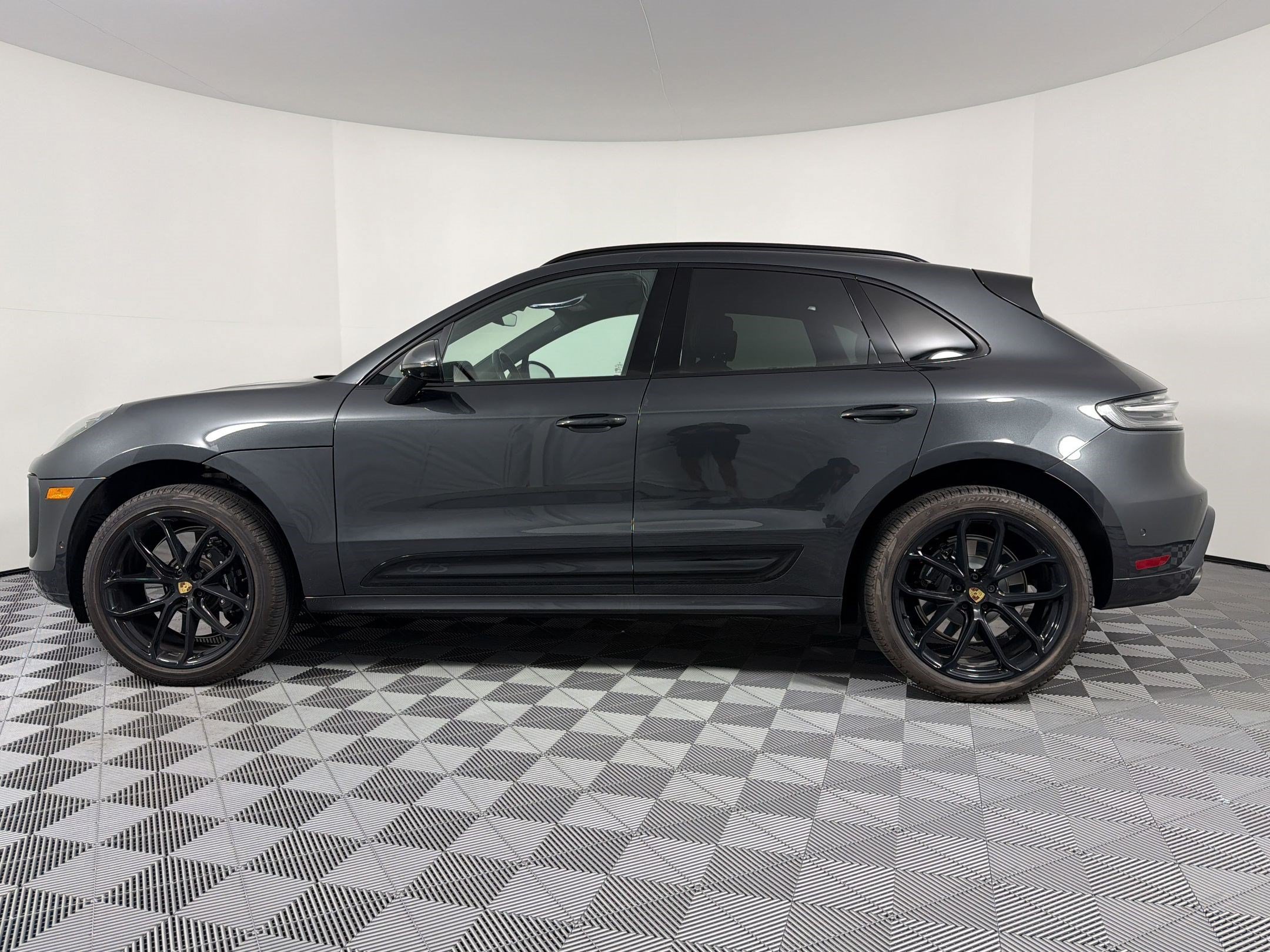 Certified 2025 Porsche Macan GTS AWD/4WD image 2