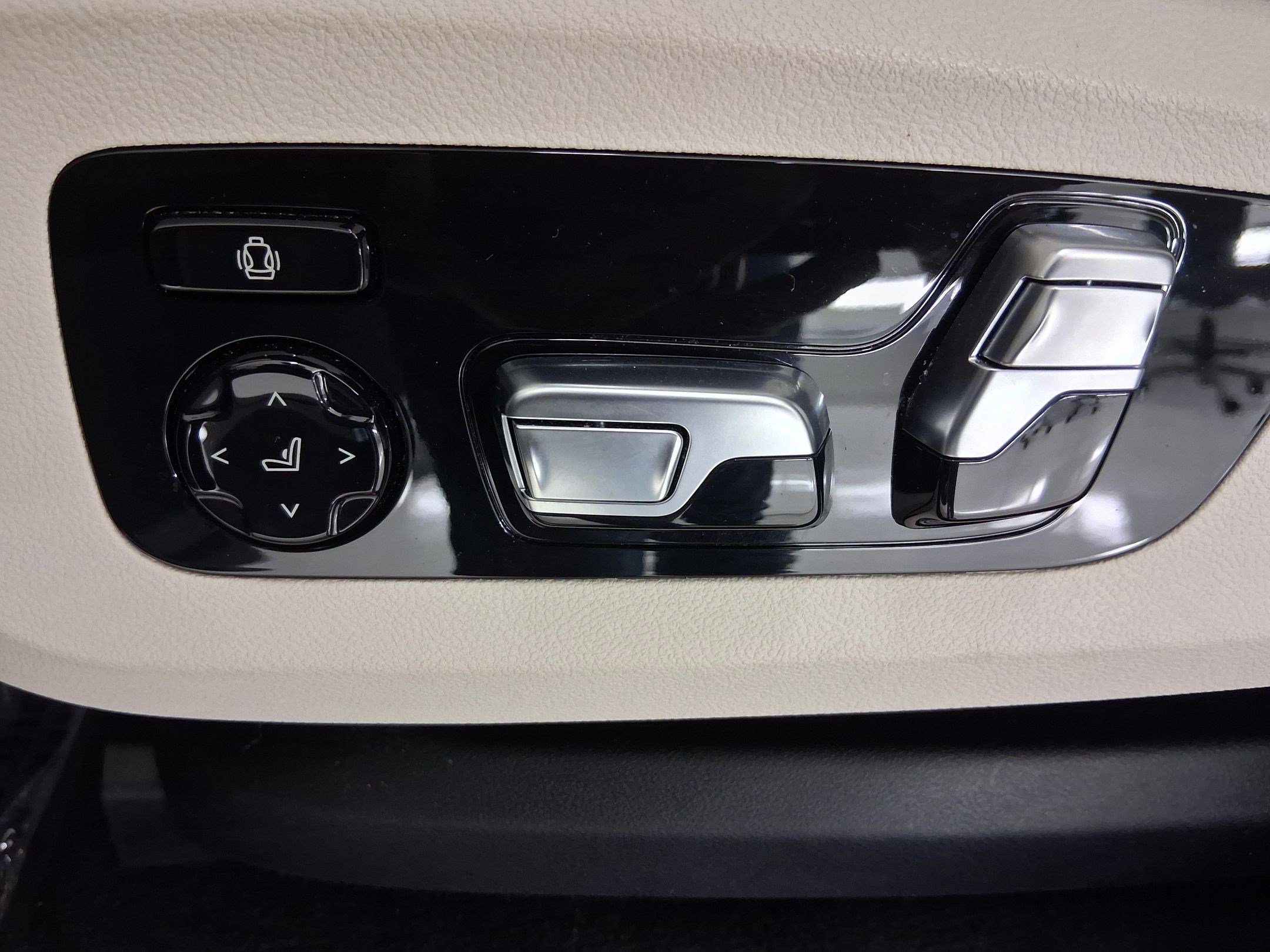 Certified 2024 BMW X7 M60i w/ Executive Package AWD/4WD image 13