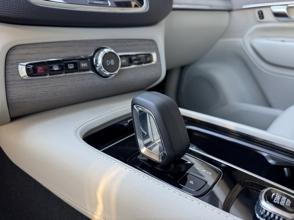 Certified 2025 Volvo XC90 B5 Plus w/ Protection Package Premier AWD/4WD image 17
