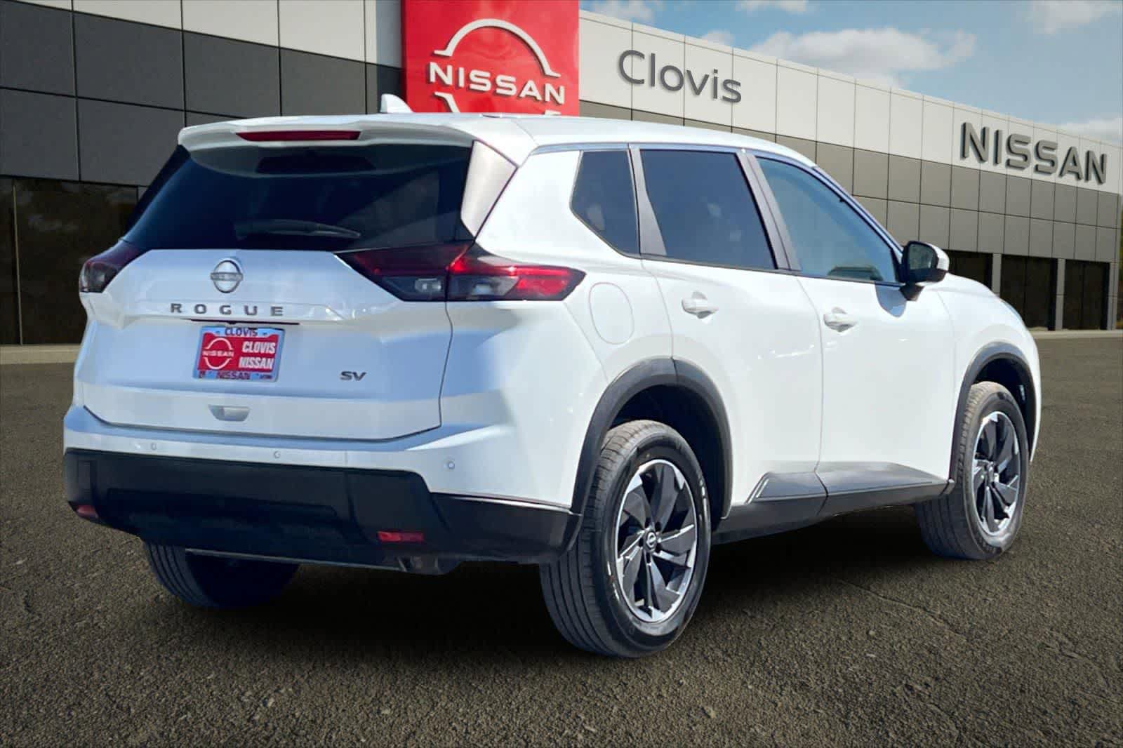 Used 2024 Nissan Rogue SV image 3