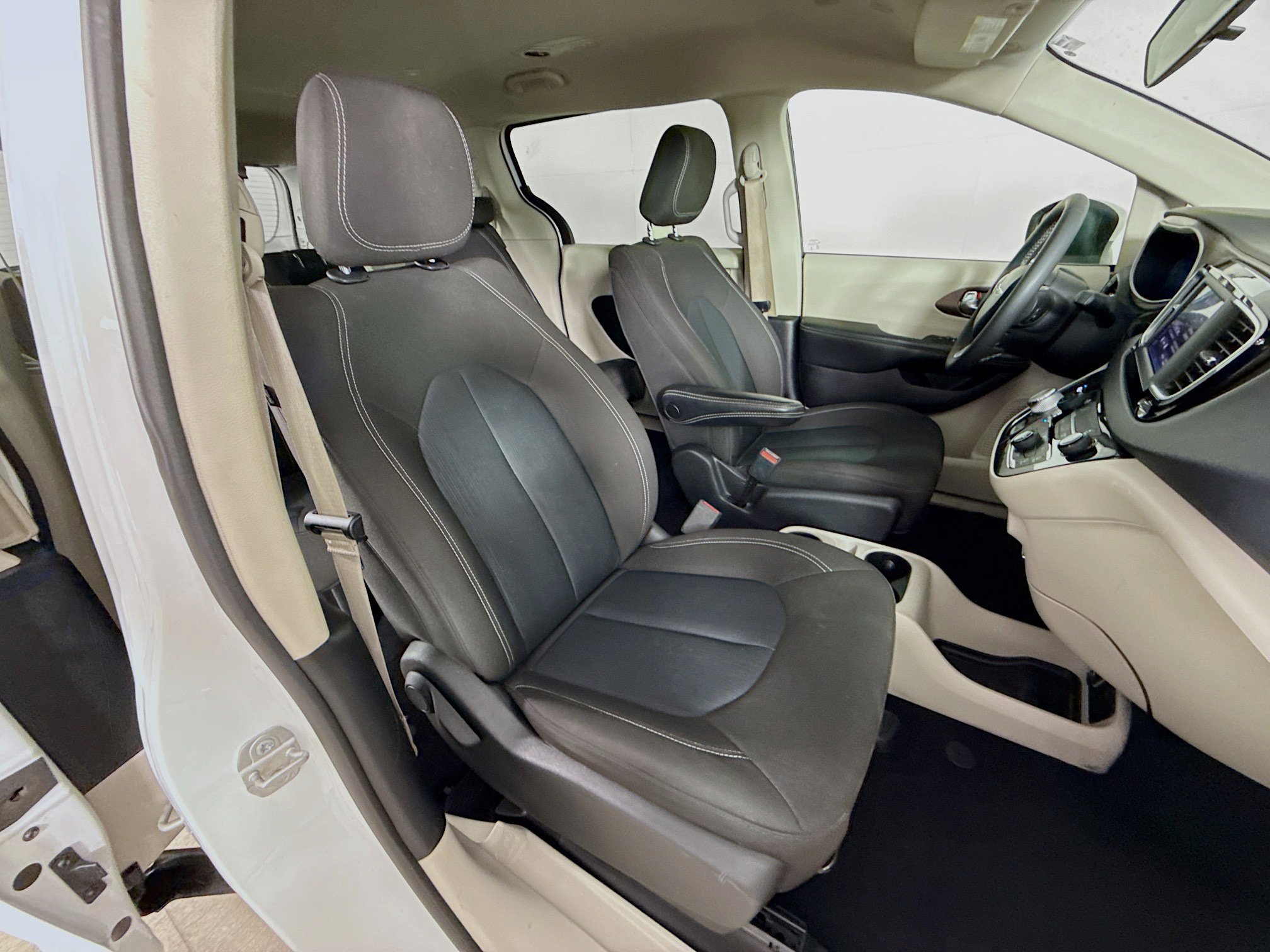 Used 2022 Chrysler Voyager LX FWD image 35