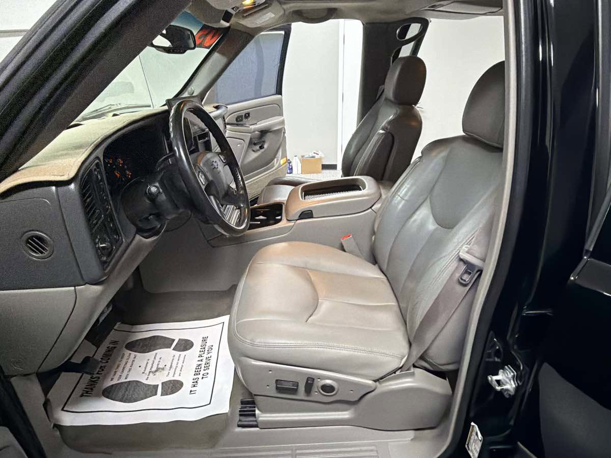 Used 2005 Chevrolet Avalanche Z71 w/ Sun And Sound Package image 11