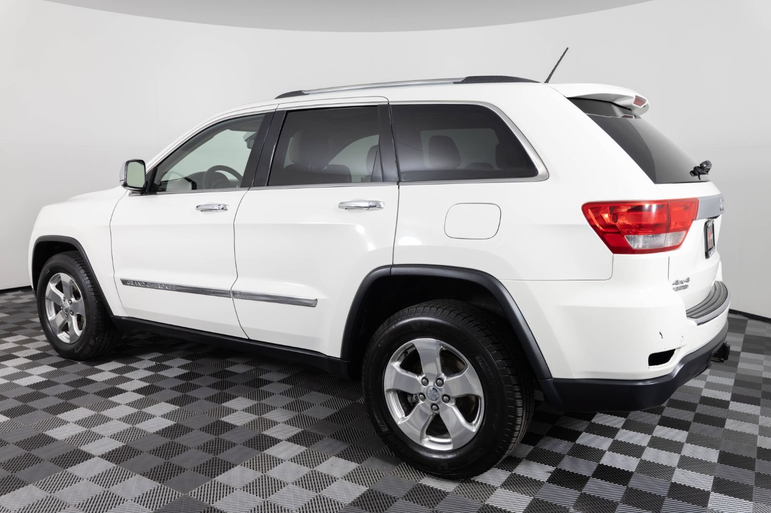 Used 2011 Jeep Grand Cherokee Limited AWD/4WD image 4