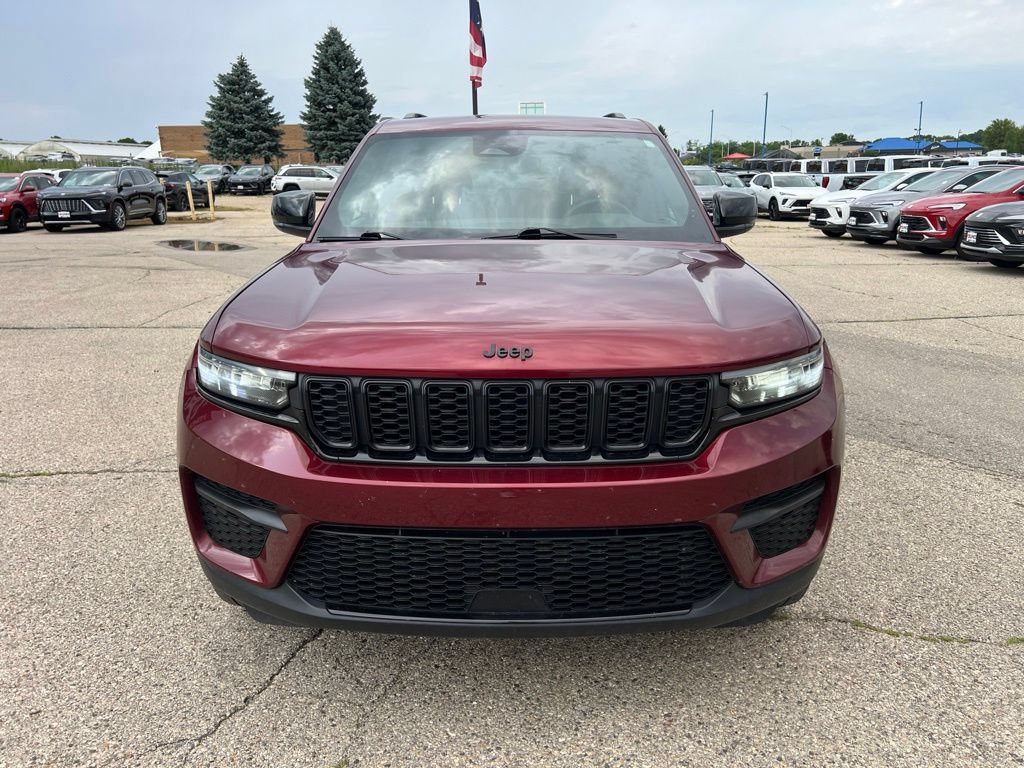 Used 2024 Jeep Grand Cherokee Altitude AWD/4WD image 4