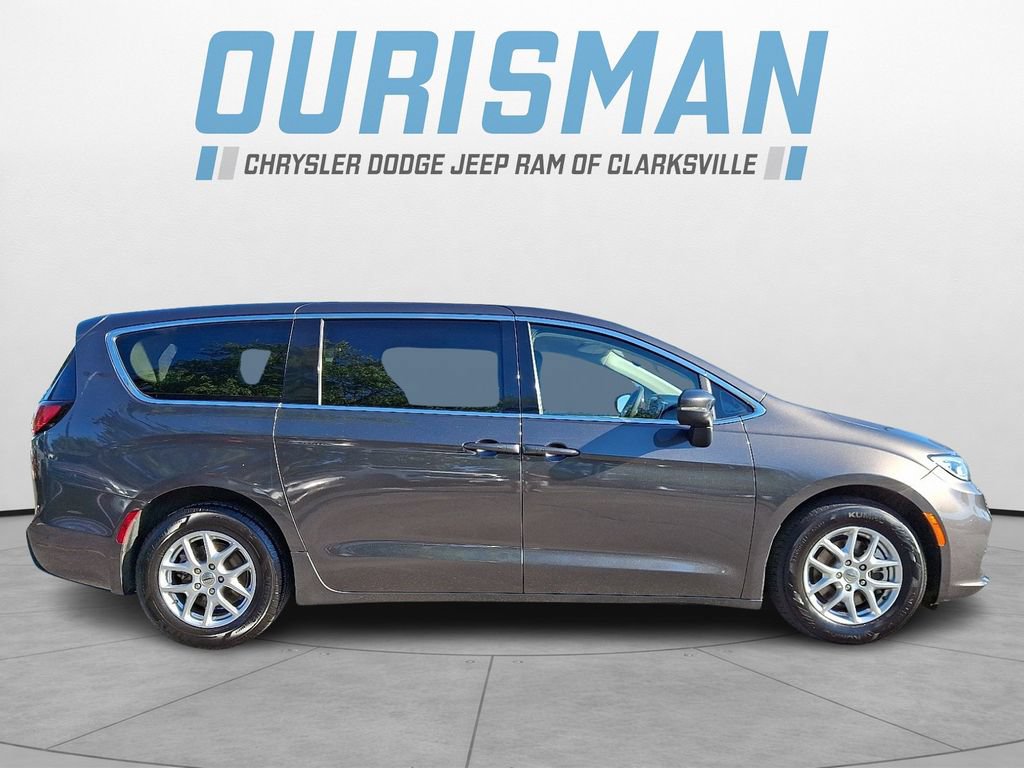 Used 2023 Chrysler Pacifica Touring-L FWD image 7