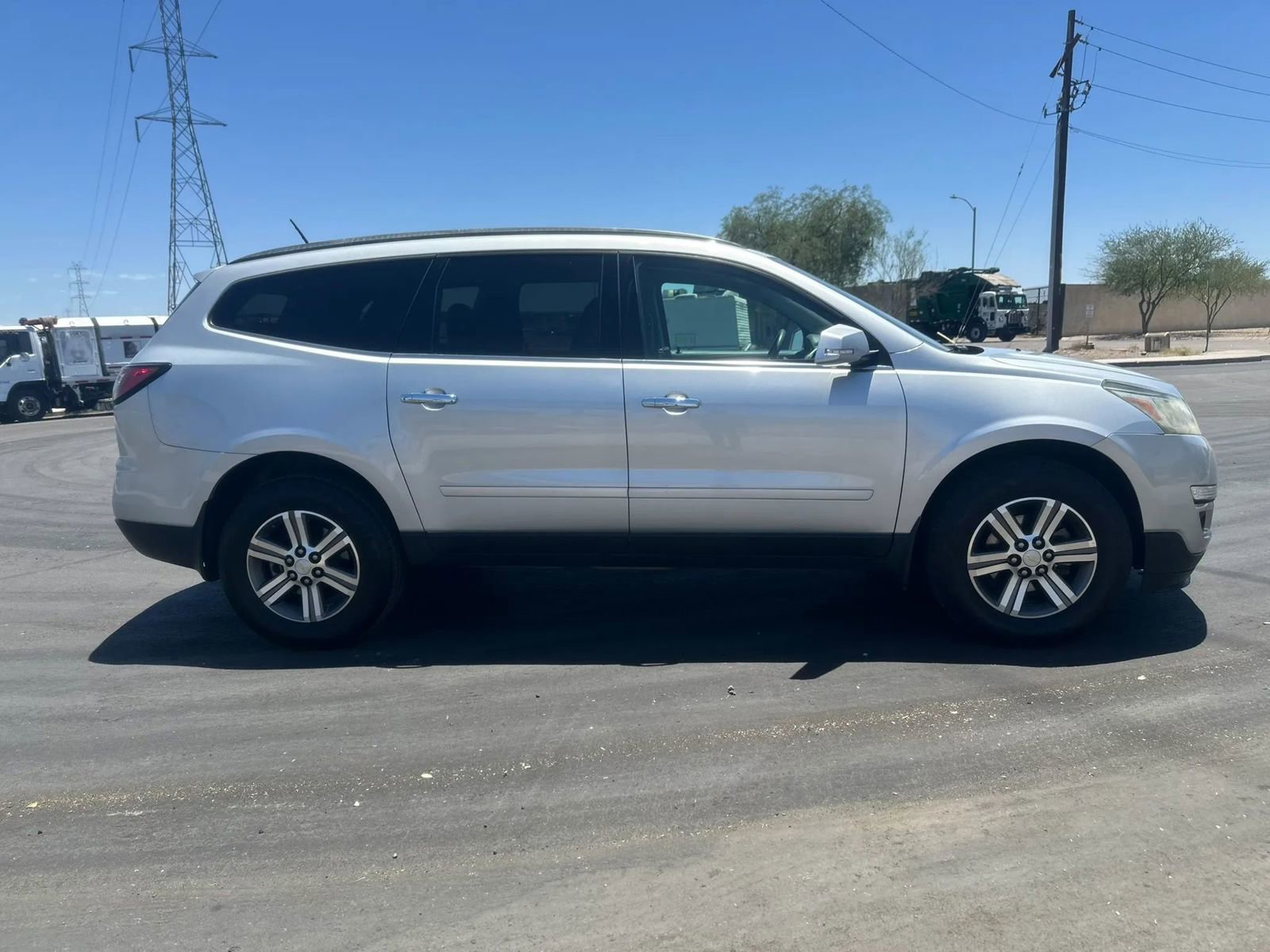Used 2017 Chevrolet Traverse LT FWD image 3