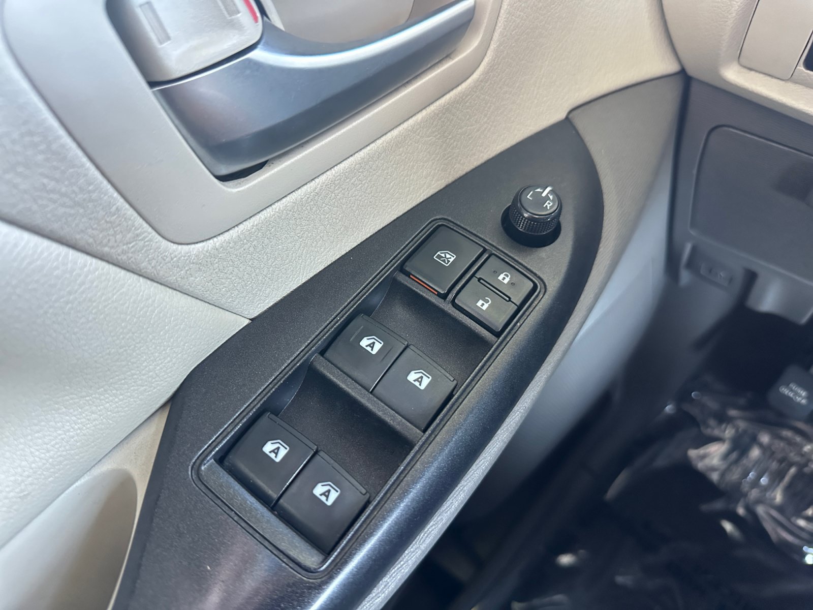 Used 2020 Toyota Sienna LE w/ Carpet Mat Package FWD image 16