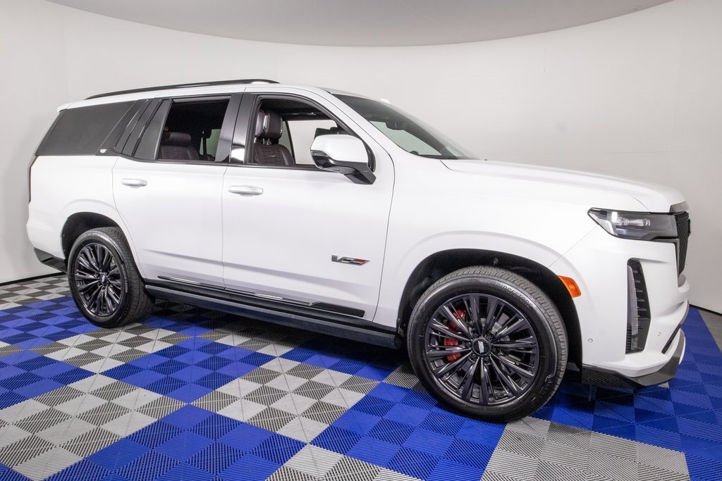 Used 2023 Cadillac Escalade V w/ LPO, ONYX Package image 3