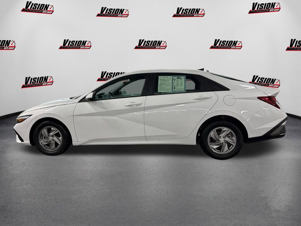 Certified 2025 Hyundai Elantra SE w/ Cargo Package image 8