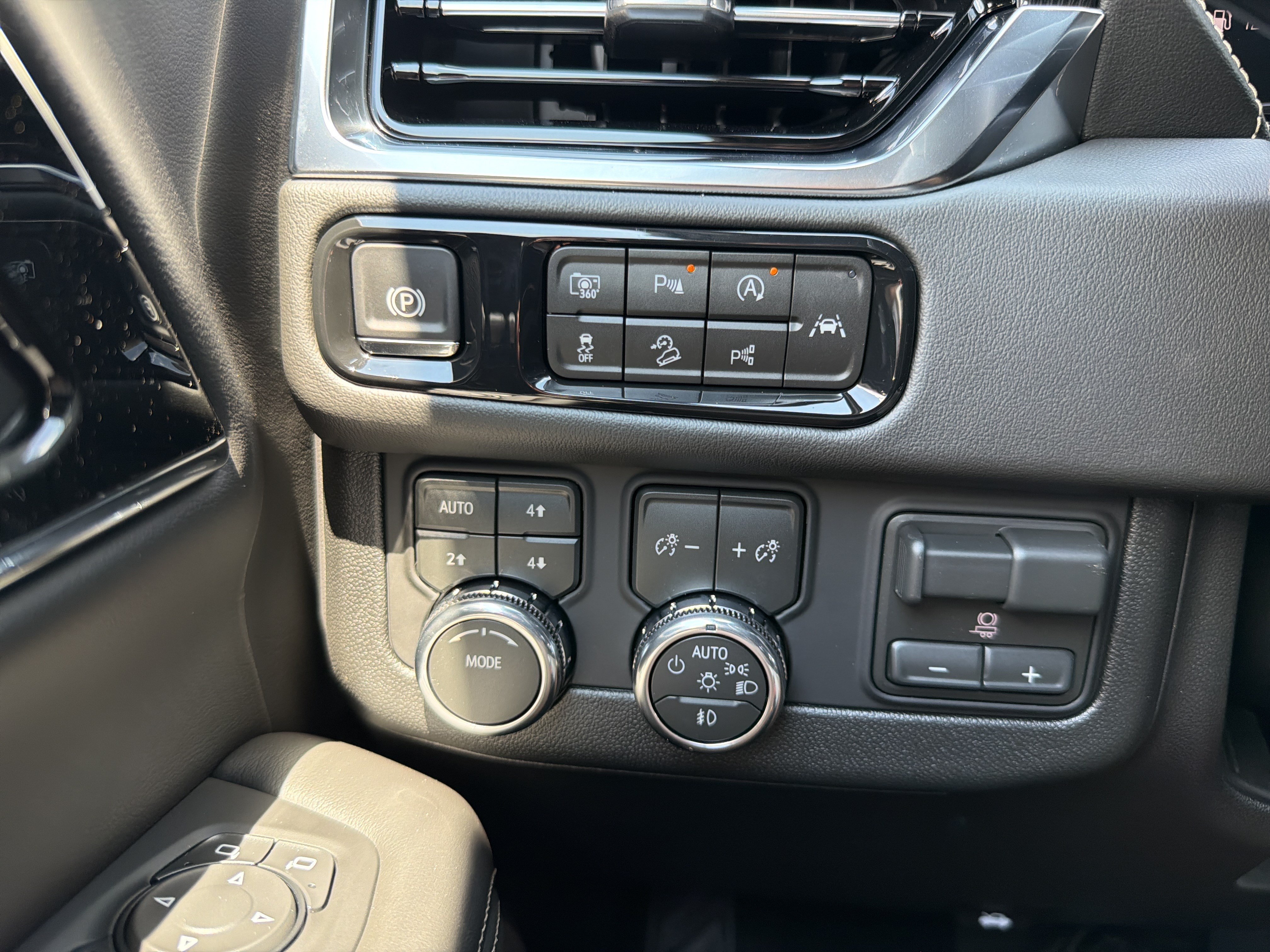 New 2026 GMC Yukon Elevation w/ Elevation Premium Package AWD/4WD image 33