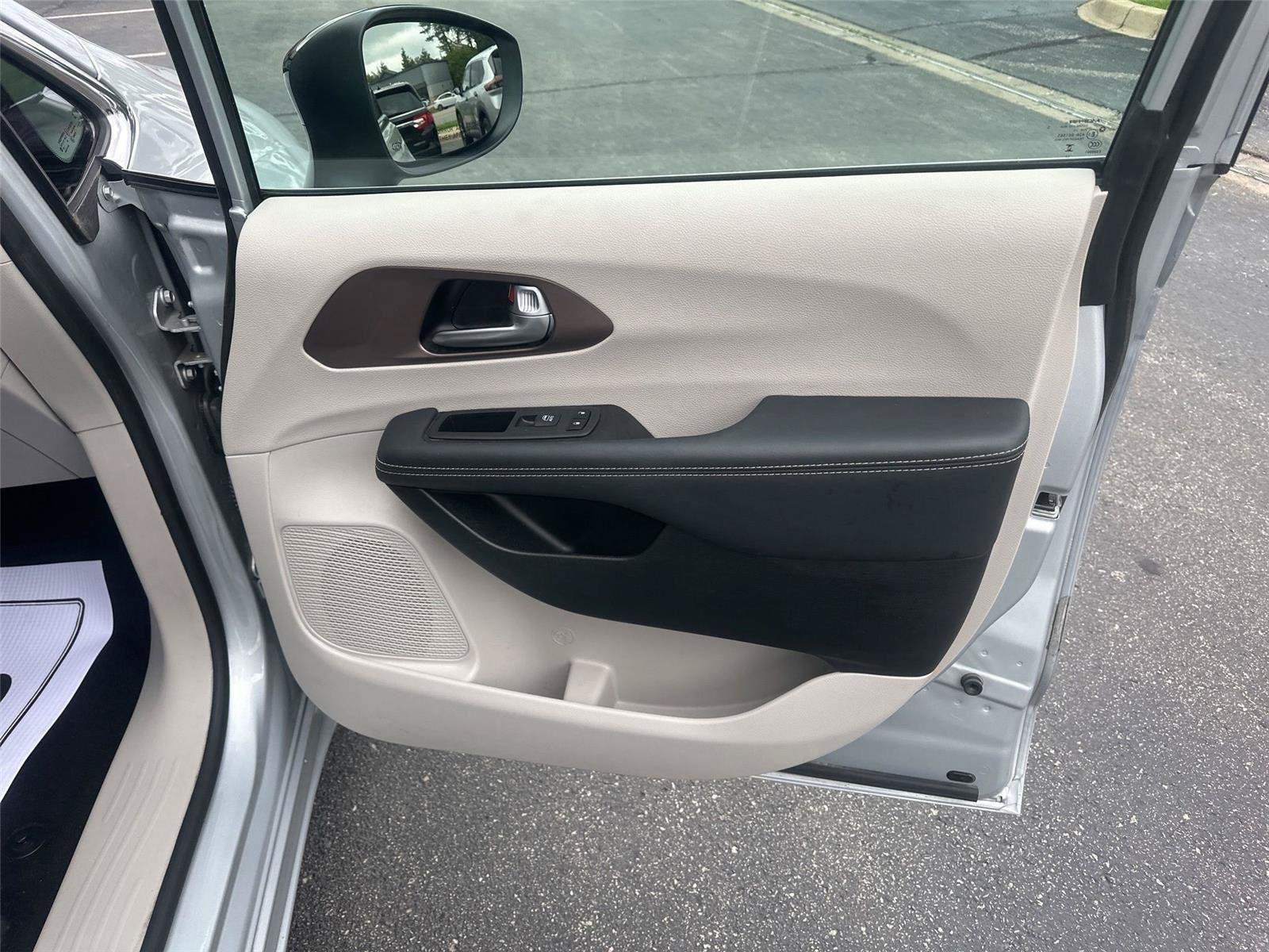 Used 2024 Chrysler Voyager LX FWD image 10