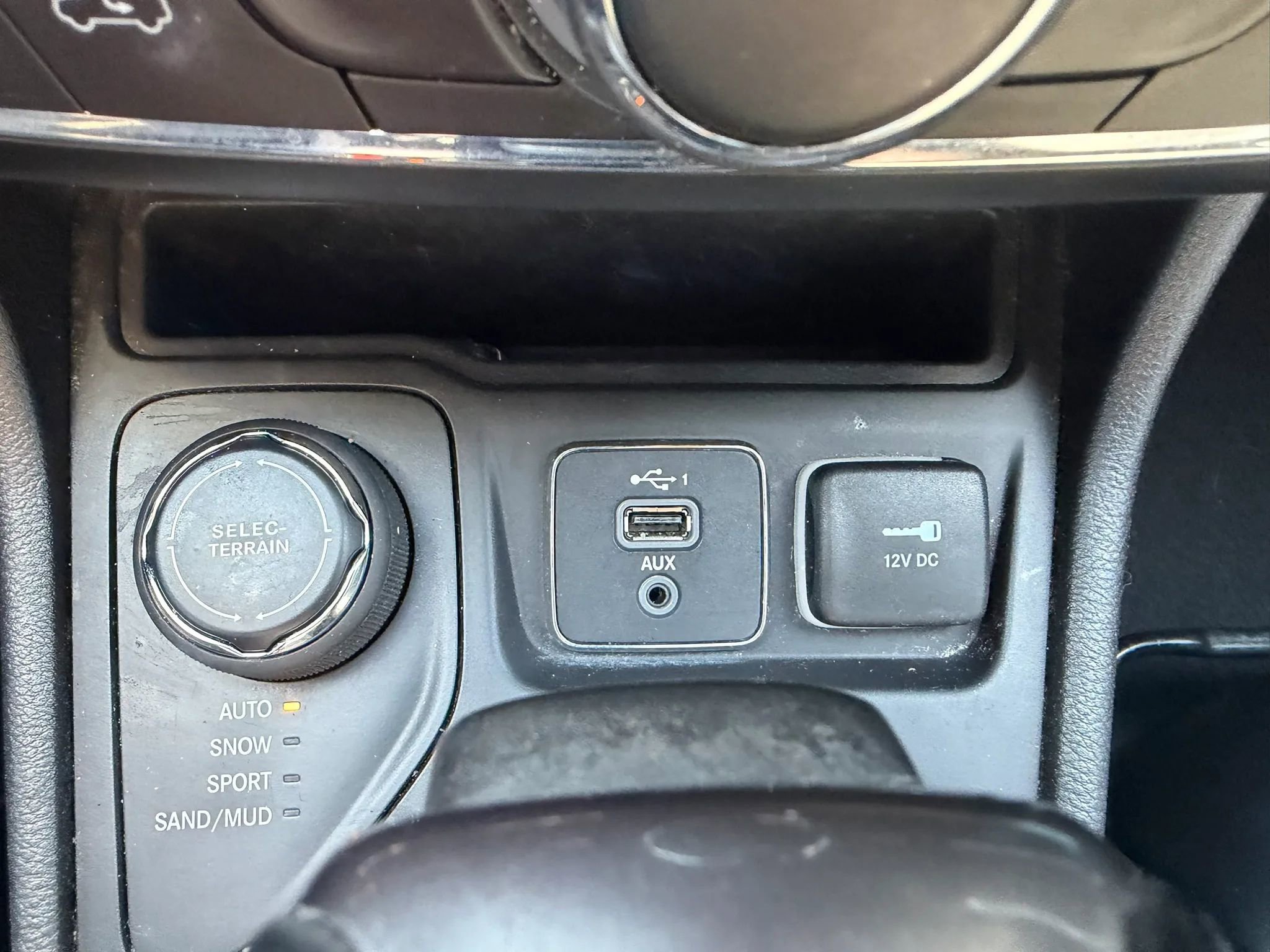 Used 2021 Jeep Cherokee Latitude Plus AWD/4WD image 19
