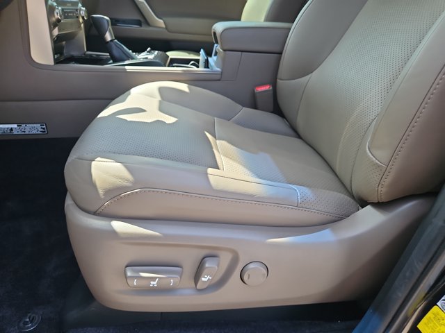 Used 2021 Lexus GX 460 Luxury w/ Accessory Package AWD/4WD image 18