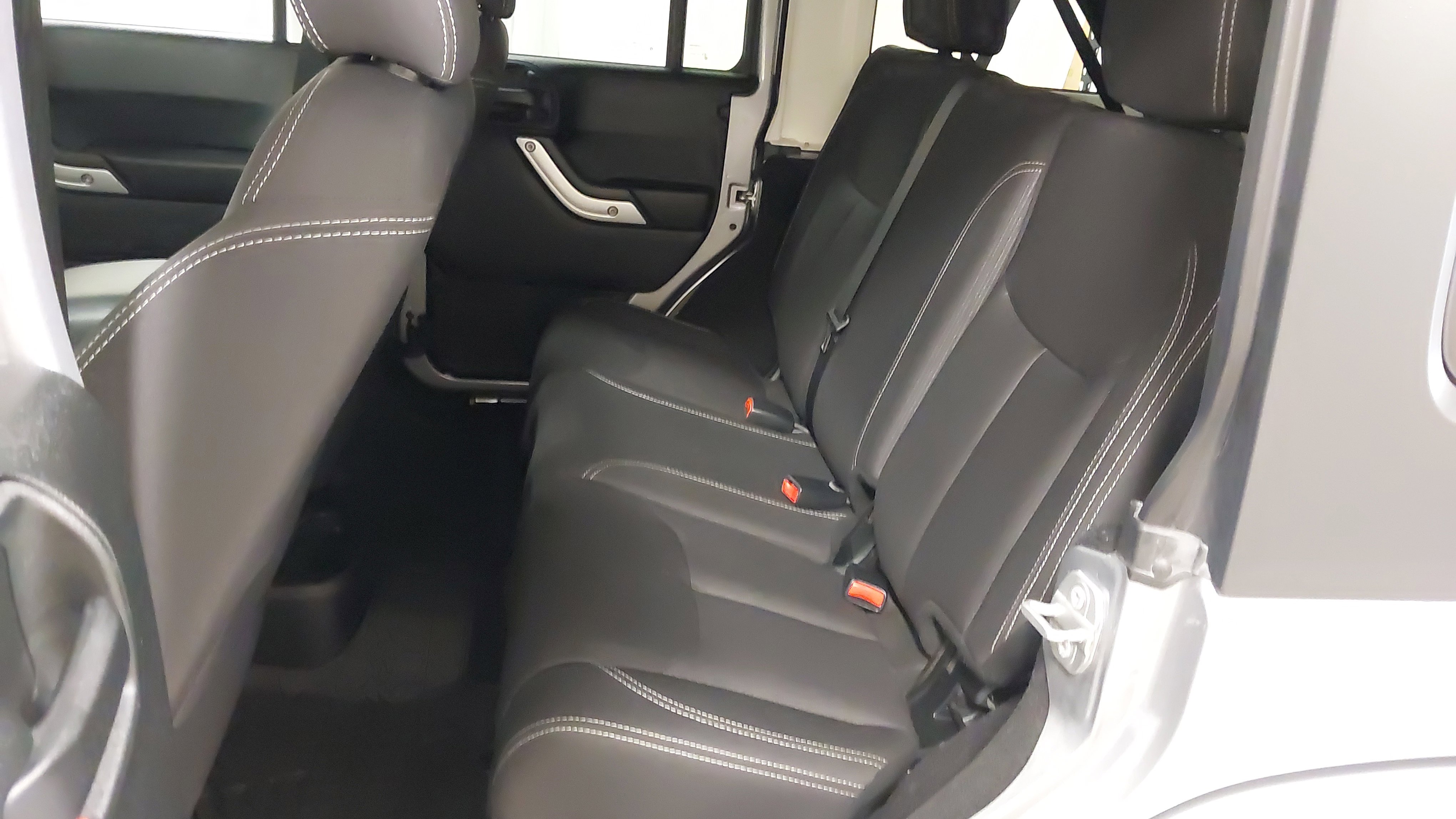 Used 2018 Jeep Wrangler Unlimited Sahara AWD/4WD image 36