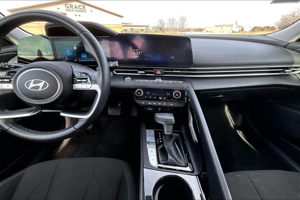 Used 2025 Hyundai Elantra SEL image 13