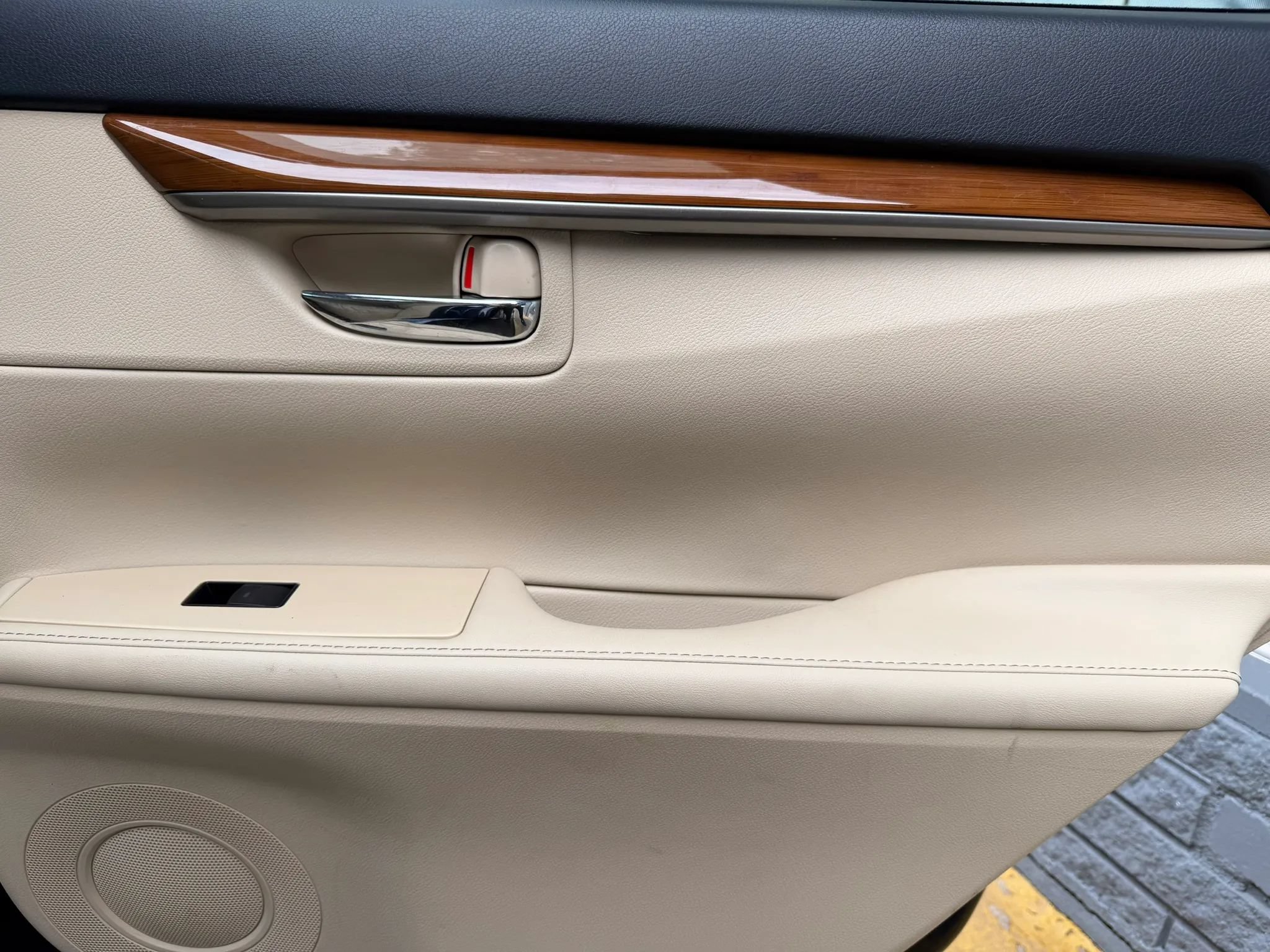 Used 2014 Lexus ES 300h w/ Luxury Package w/Bamboo Trim FWD image 13