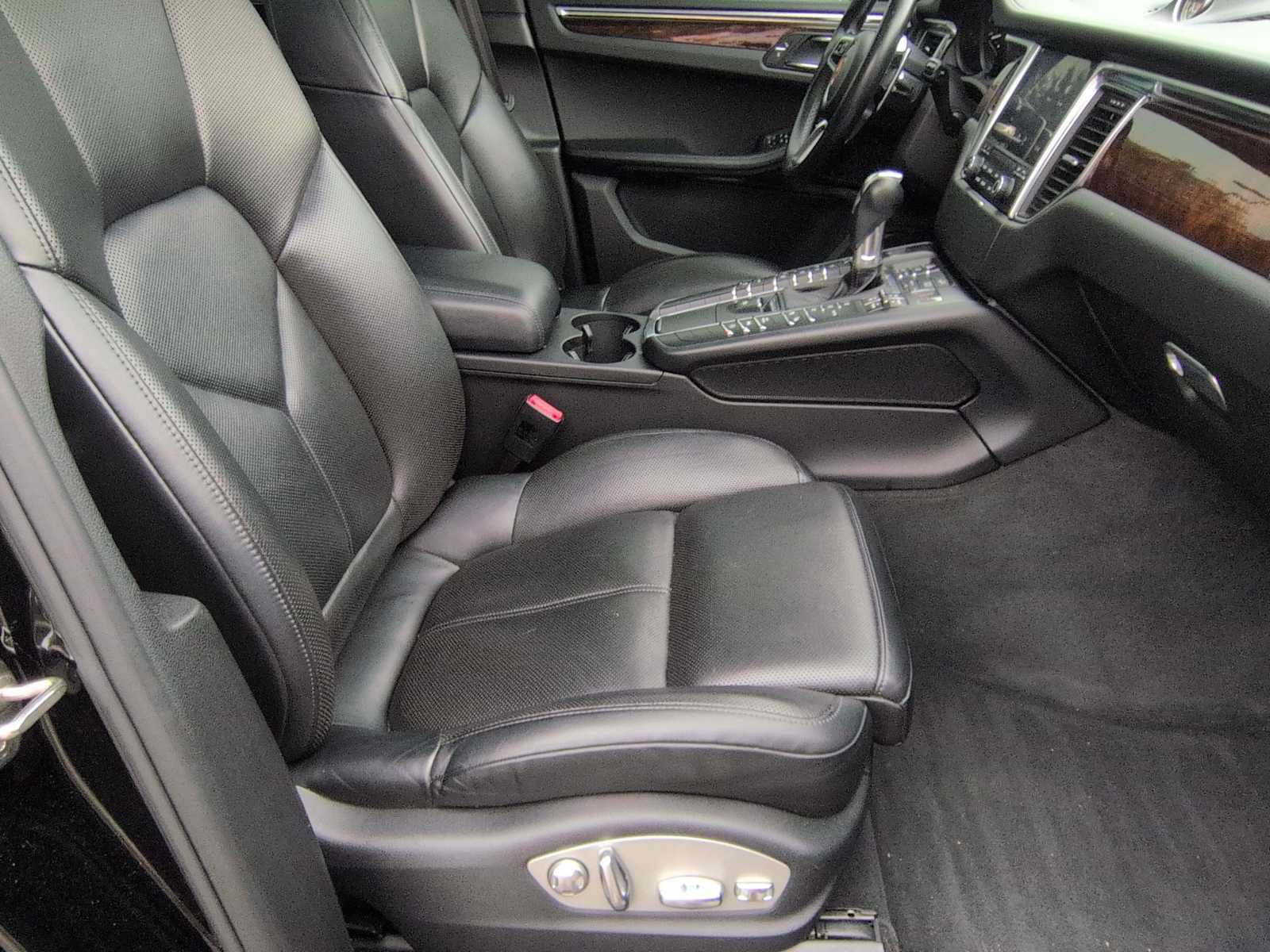 Used 2018 Porsche Macan AWD/4WD image 23