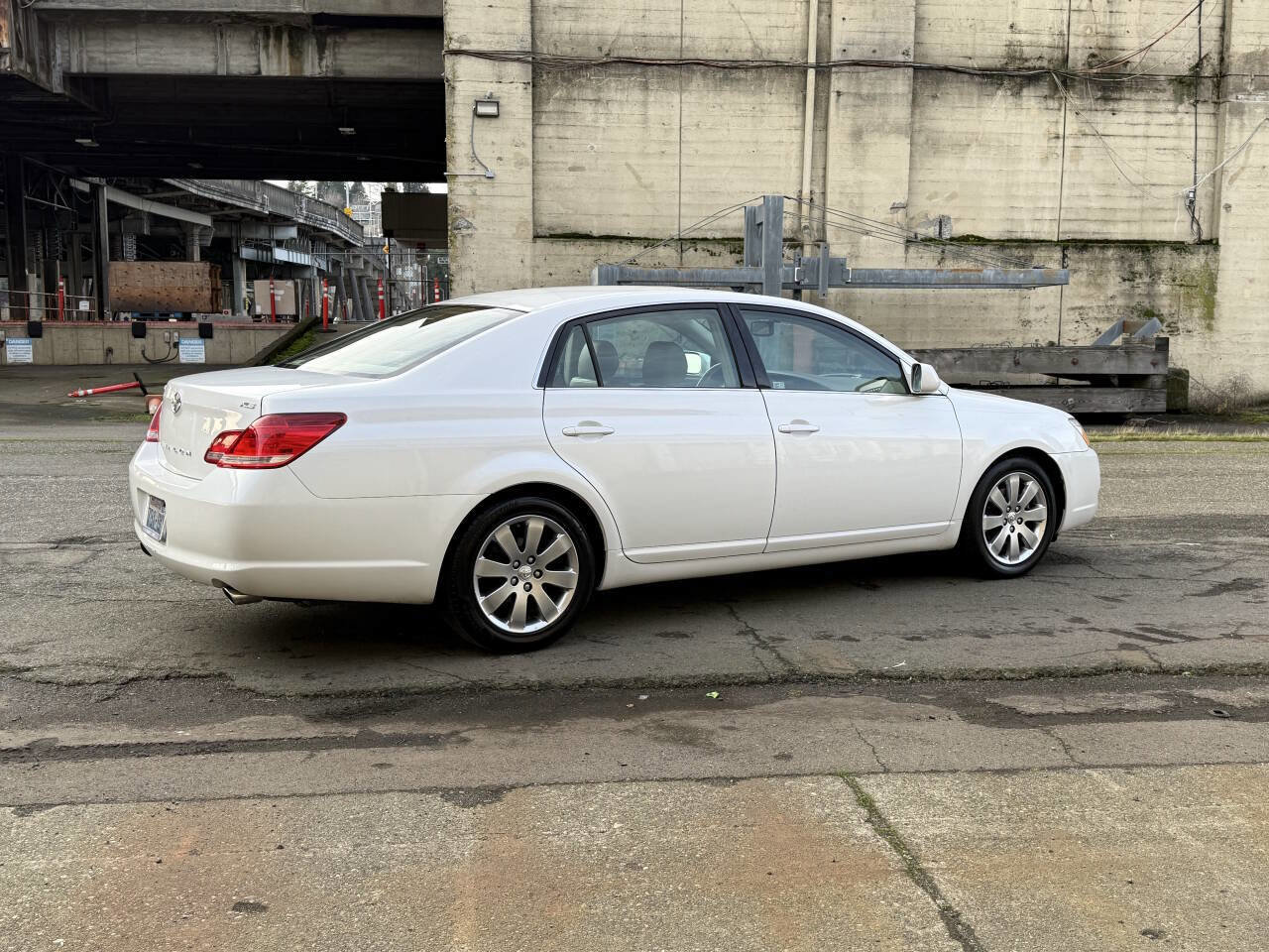 Used 2005 Toyota Avalon XLS image 11