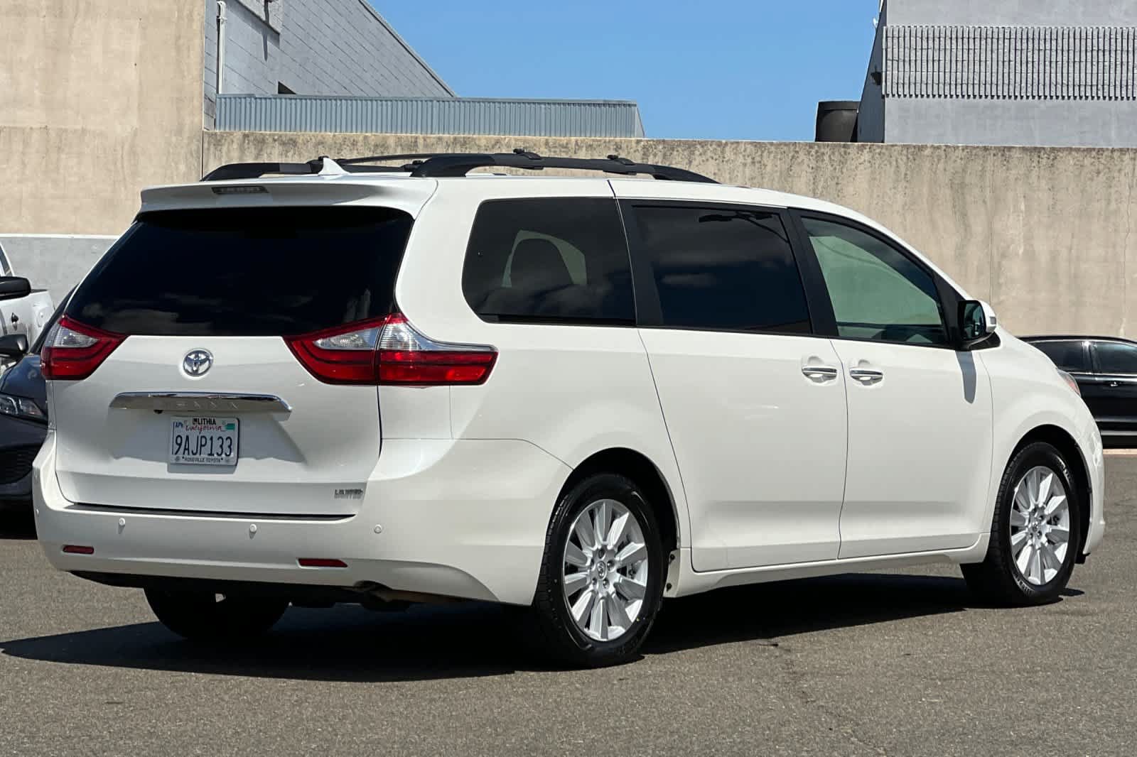 Certified 2017 Toyota Sienna Limited Premium FWD image 2