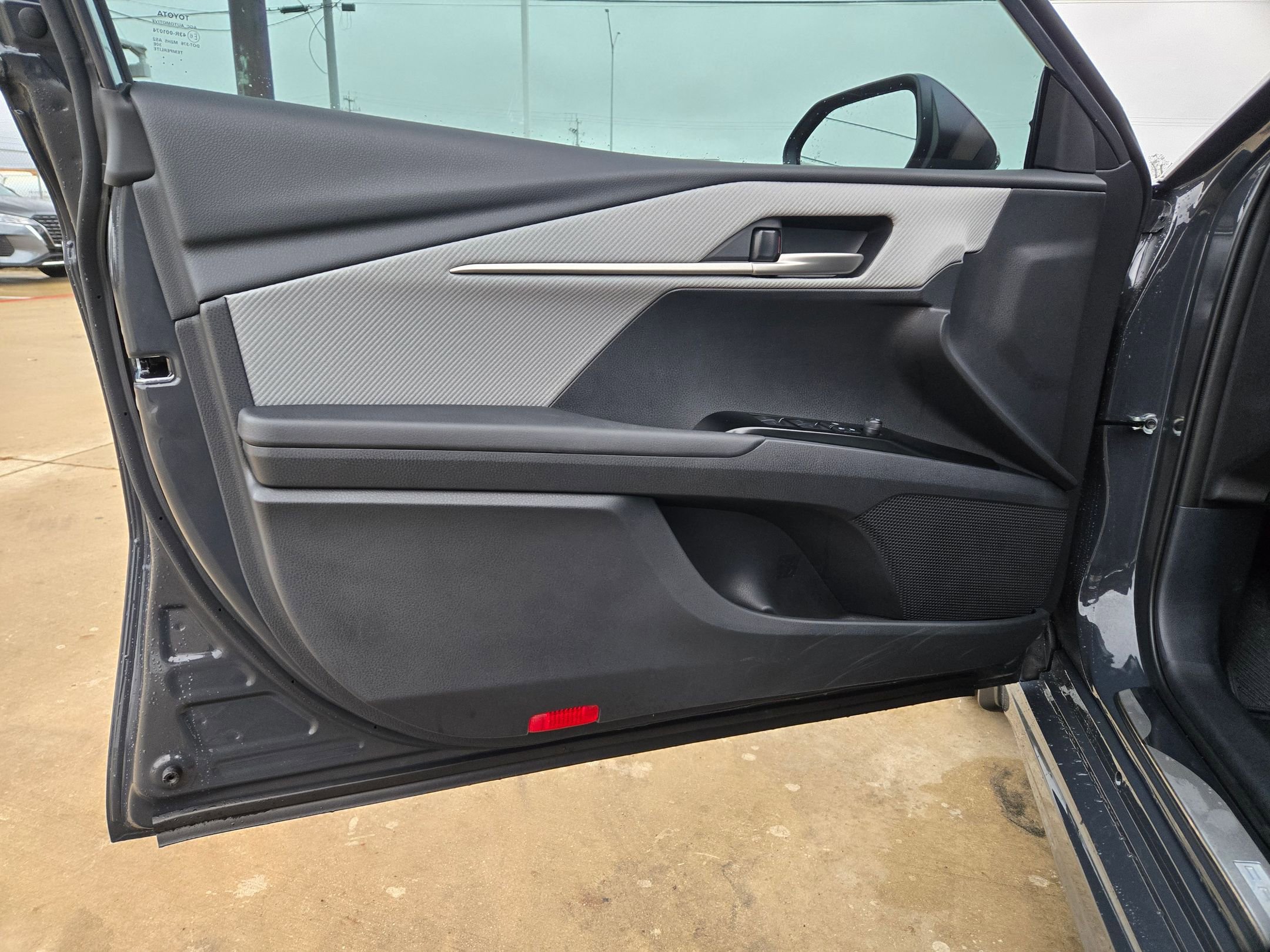 Used 2025 Toyota Camry SE image 11