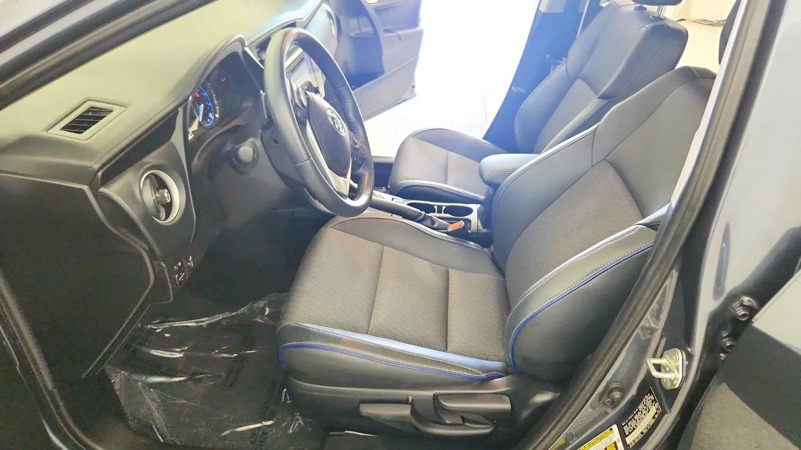 Used 2018 Toyota Corolla SE w/ SE Premium Package FWD image 15