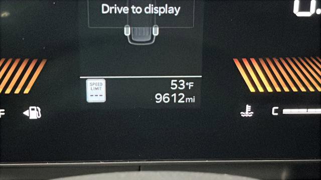 Used 2025 Kia Carnival FWD image 10