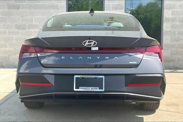New 2025 Hyundai Elantra Limited image 4