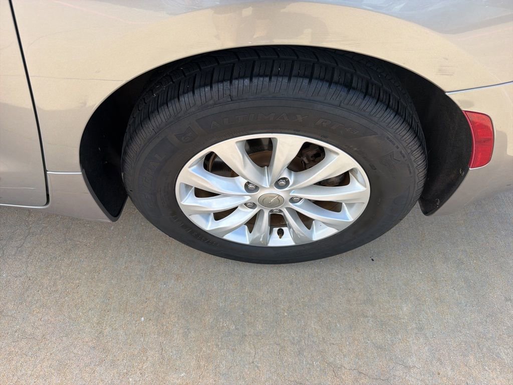 Used 2017 Chrysler Pacifica Touring-L image 9