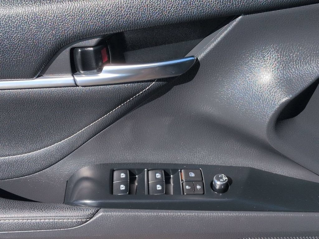 Used 2018 Toyota Camry XSE FWD image 10