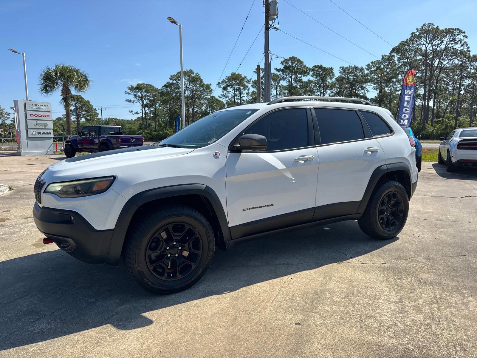 Used 2019 Jeep Cherokee Trailhawk AWD/4WD image 7