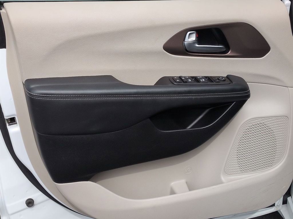 Used 2023 Chrysler Voyager LX image 31