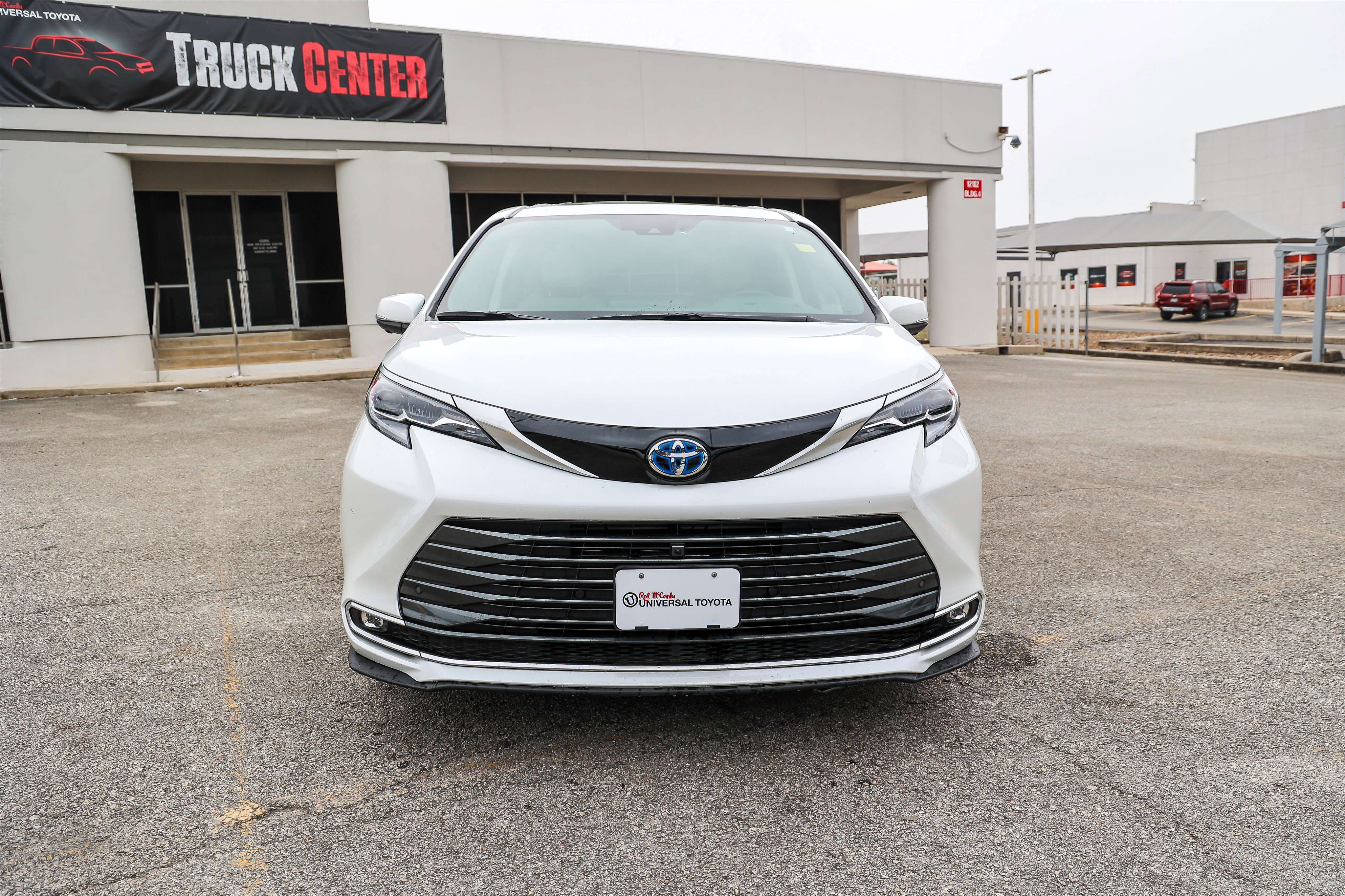 Used 2025 Toyota Sienna Platinum FWD image 3