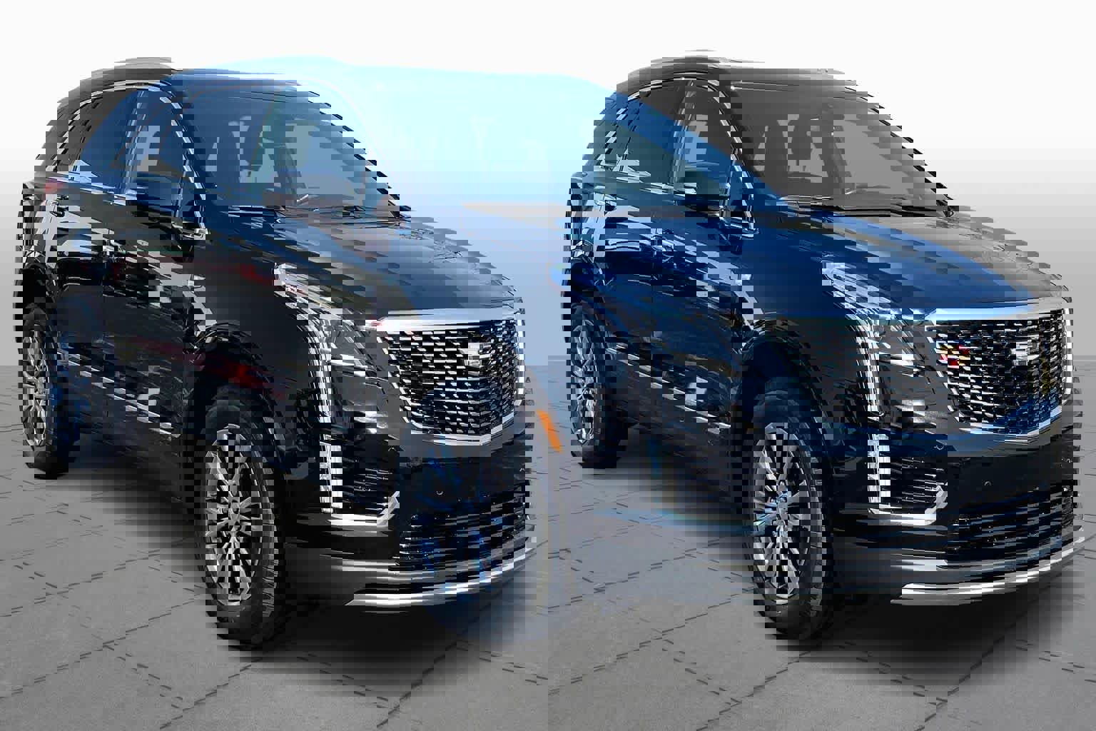Used 2022 Cadillac XT5 Premium Luxury w/ LPO, Premium Carpet Package image 2