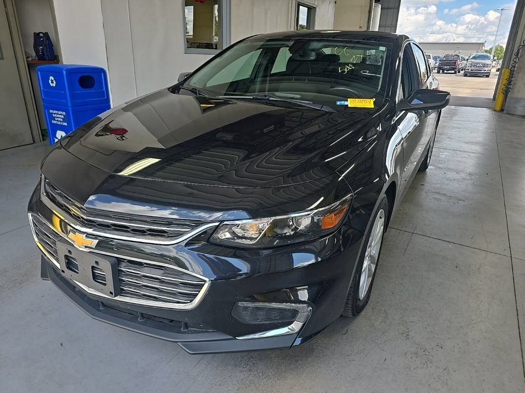 Used 2018 Chevrolet Malibu LT FWD image 2