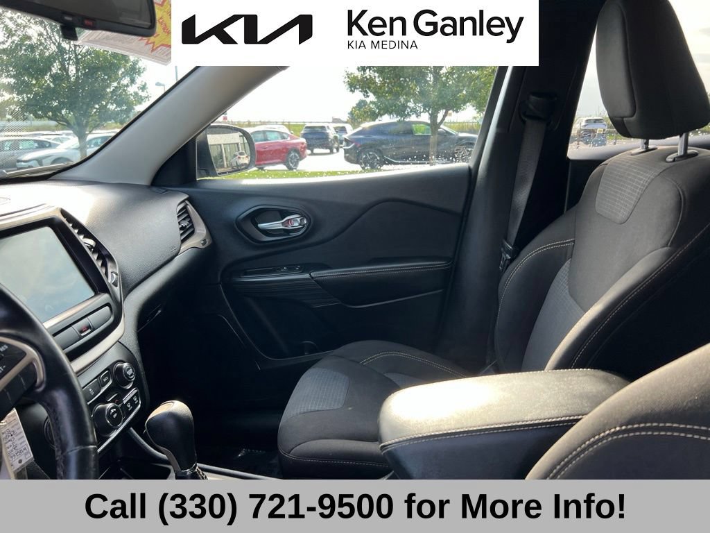 Used 2015 Jeep Cherokee Latitude w/ Cold Weather Group AWD/4WD image 37