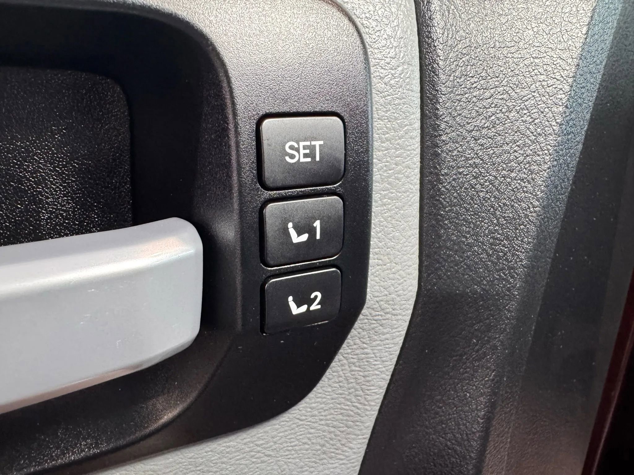 Used 2014 Toyota Sequoia Platinum image 32