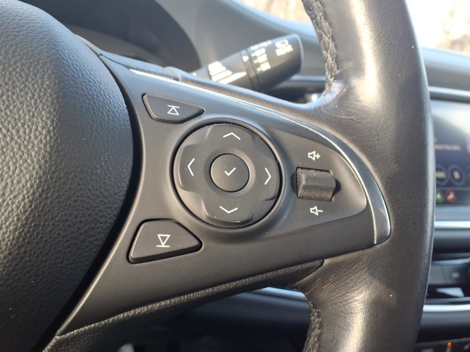 Used 2020 Buick Enclave Essence w/ Sound and Sites Package image 18