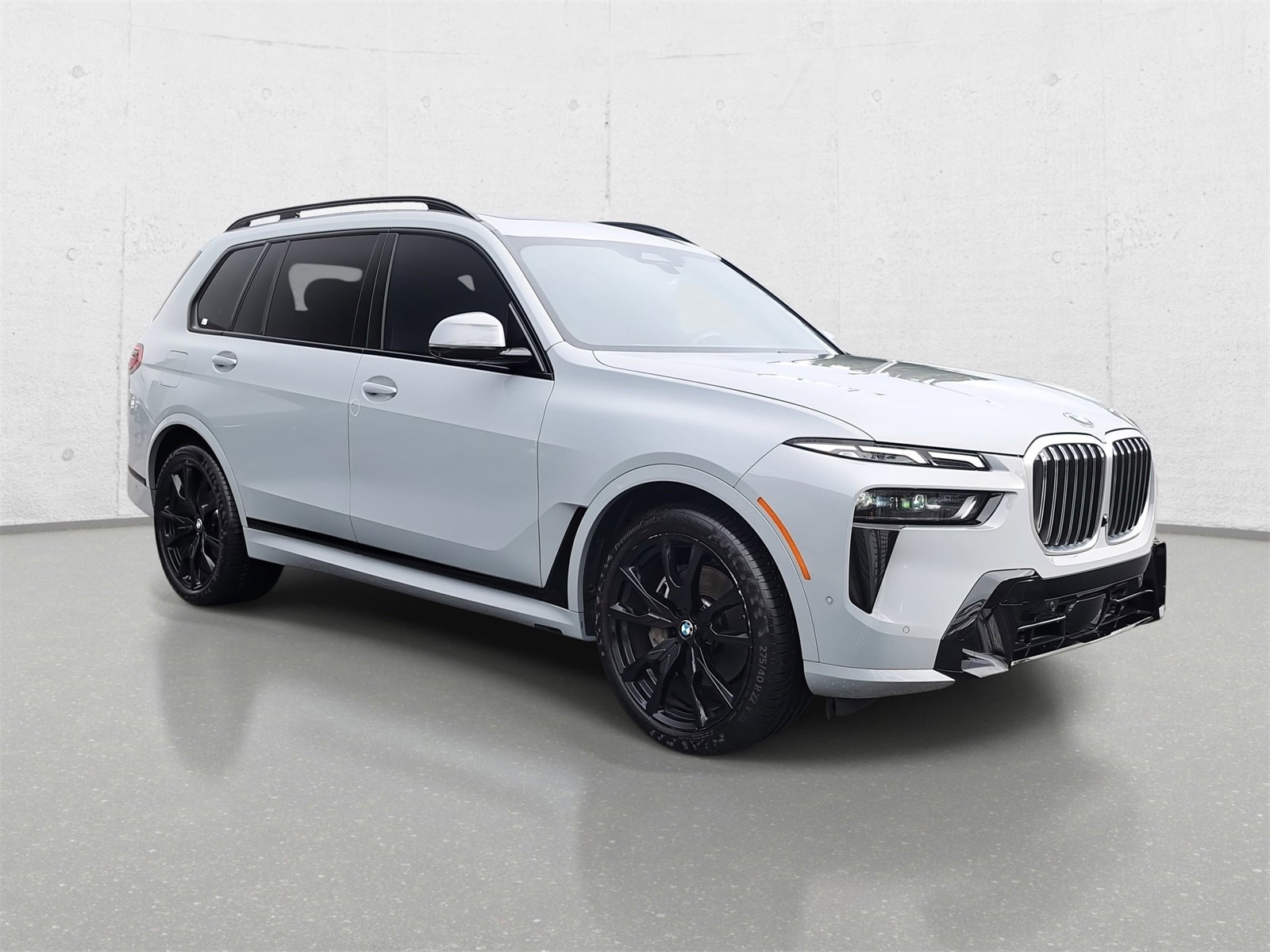 Used 2024 BMW X7 xDrive40i w/ M Sport Package image 3