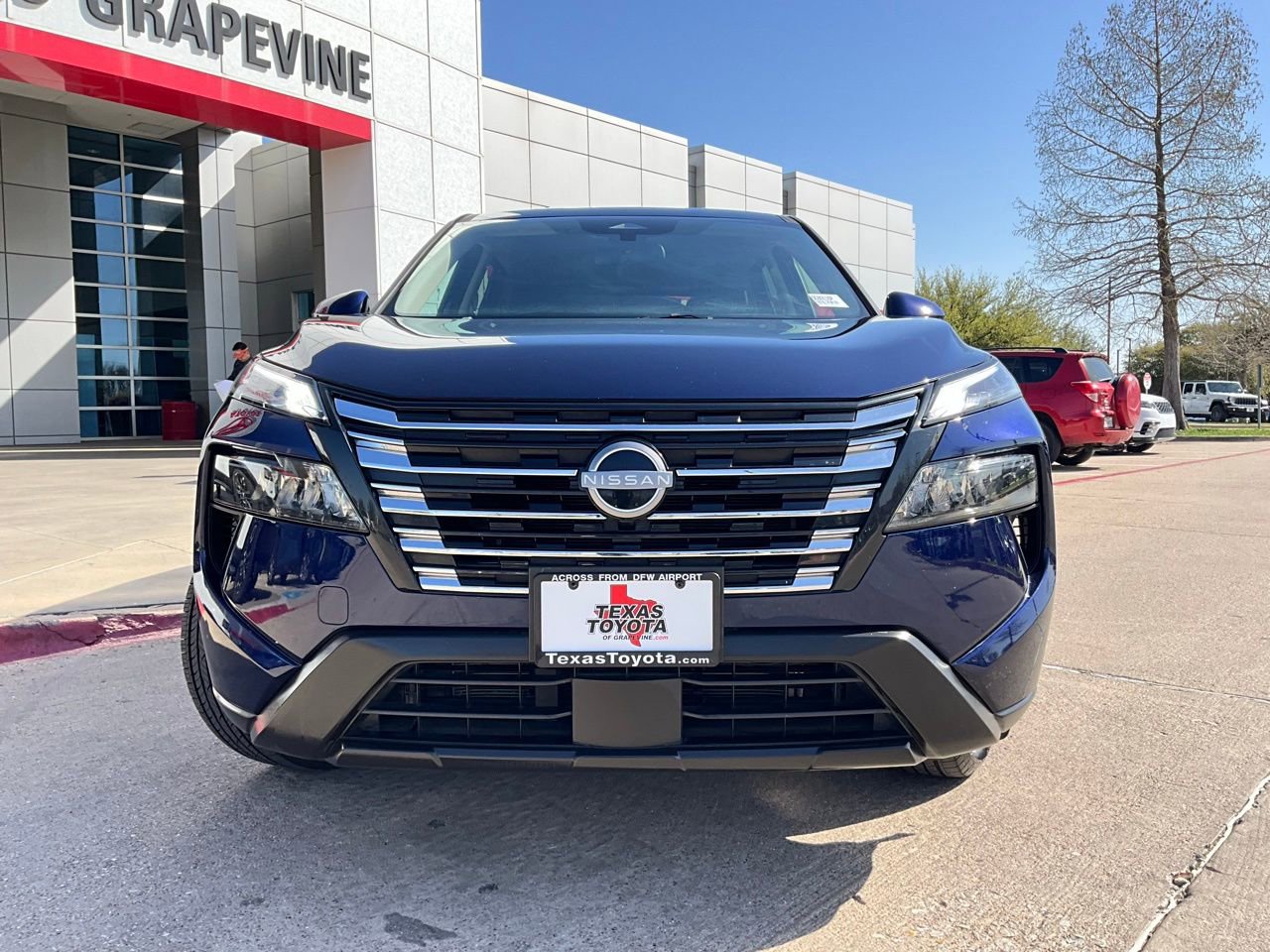 Used 2025 Nissan Rogue SV image 3