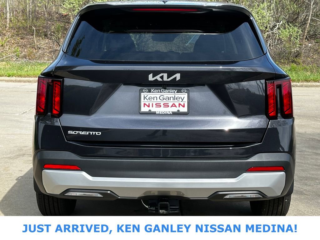 Used 2025 Kia Sorento LX FWD image 4