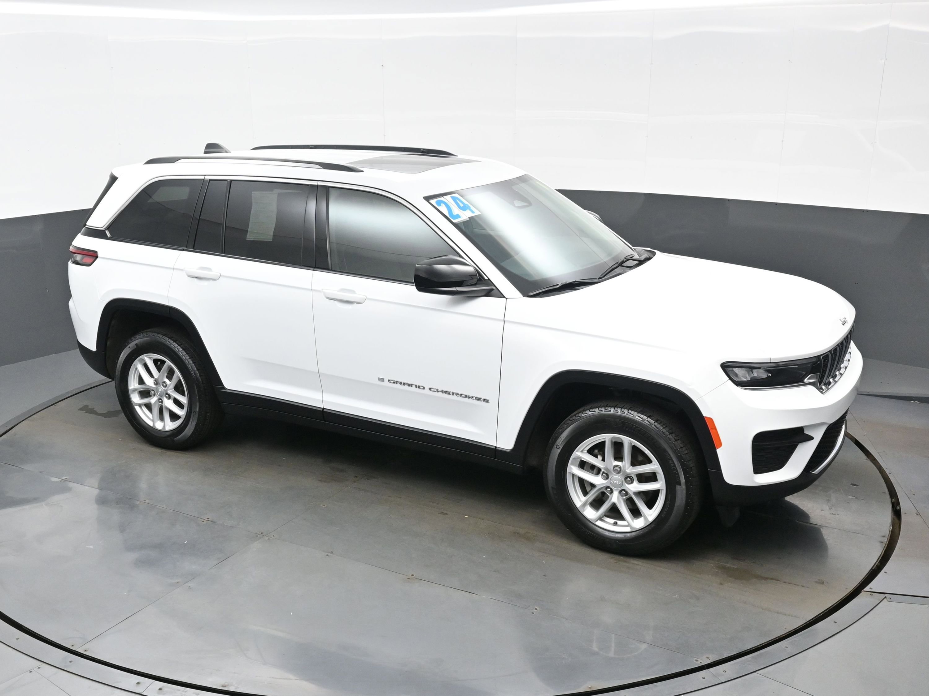 Used 2024 Jeep Grand Cherokee Laredo X image 38