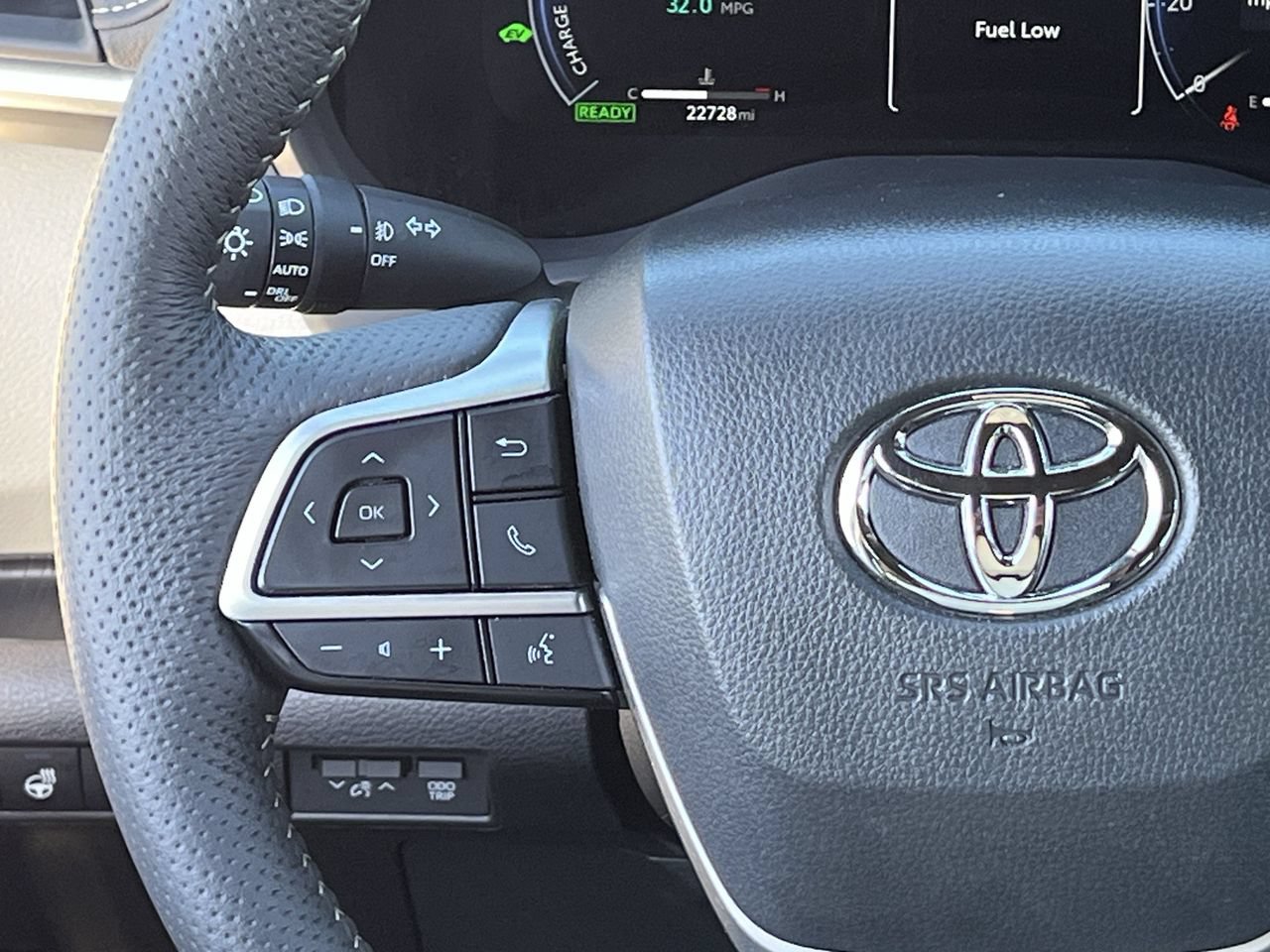 Used 2025 Toyota Sienna Platinum FWD image 12