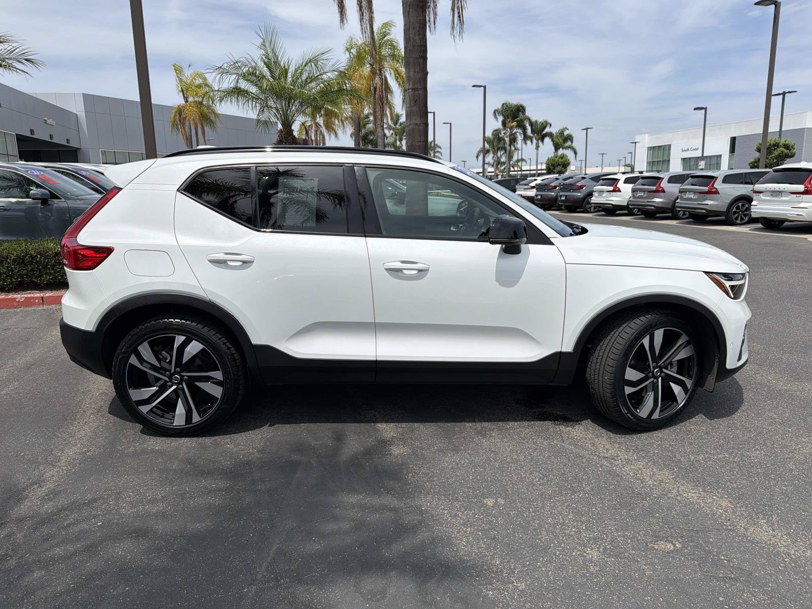 Certified 2023 Volvo XC40 B5 Ultimate AWD/4WD image 4