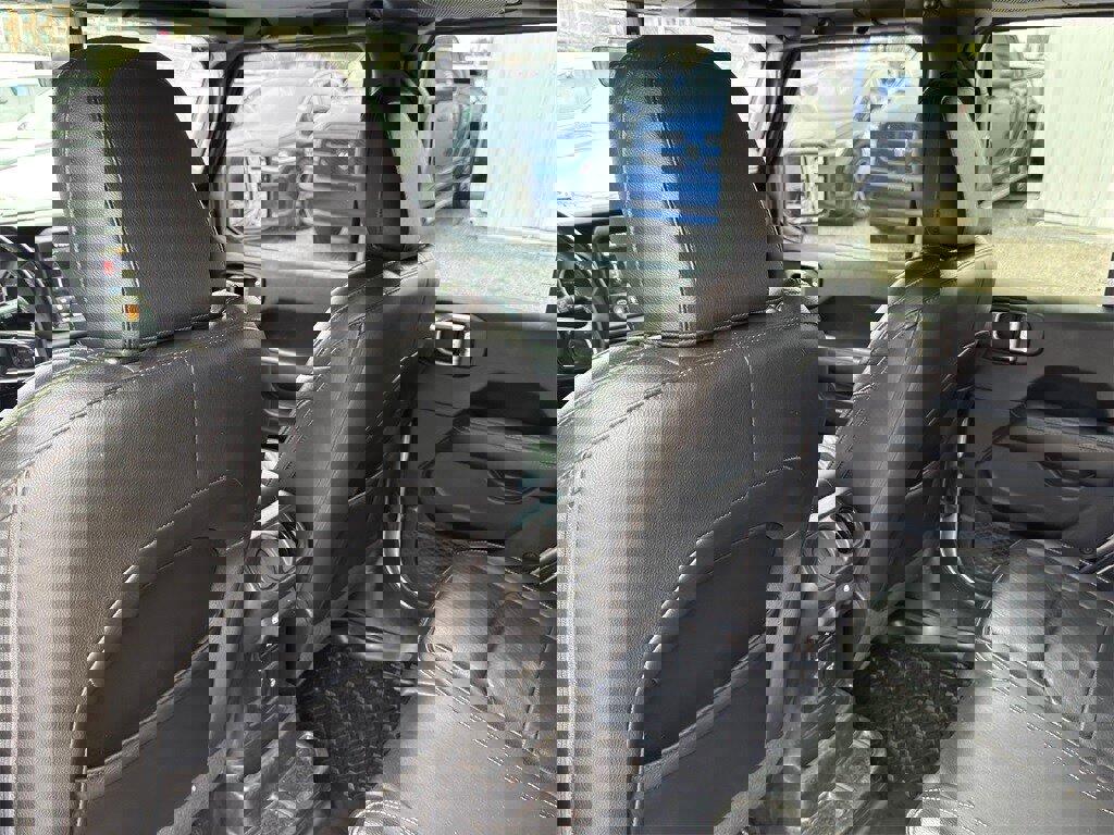 Used 2018 Jeep Wrangler Unlimited Sahara image 30