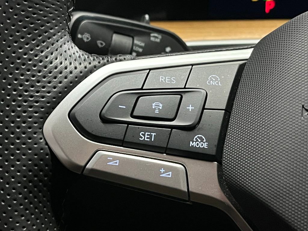 Certified 2025 Volkswagen Tiguan SEL R-Line image 26