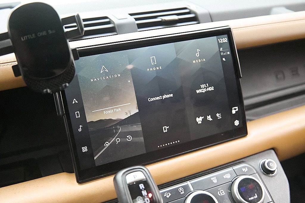 Used 2024 Land Rover Defender 130 X-Dynamic SE image 23