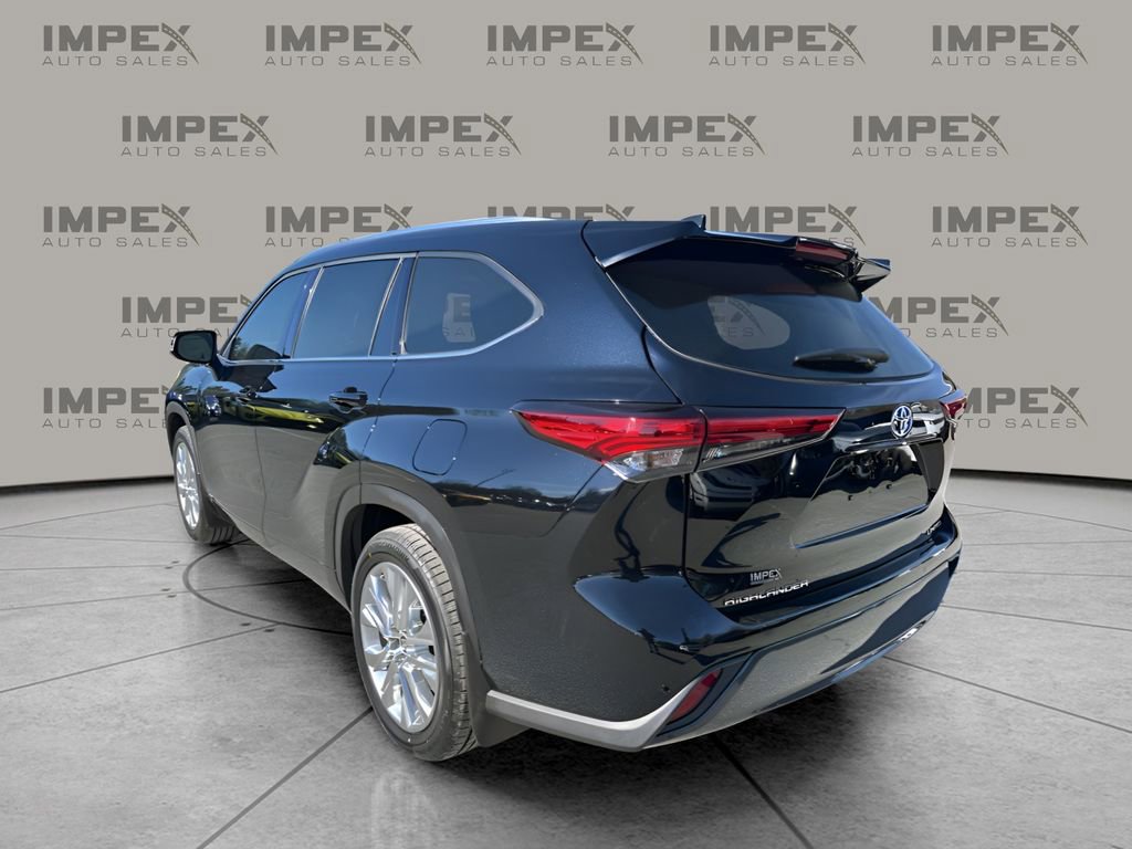 Used 2023 Toyota Highlander Limited image 3