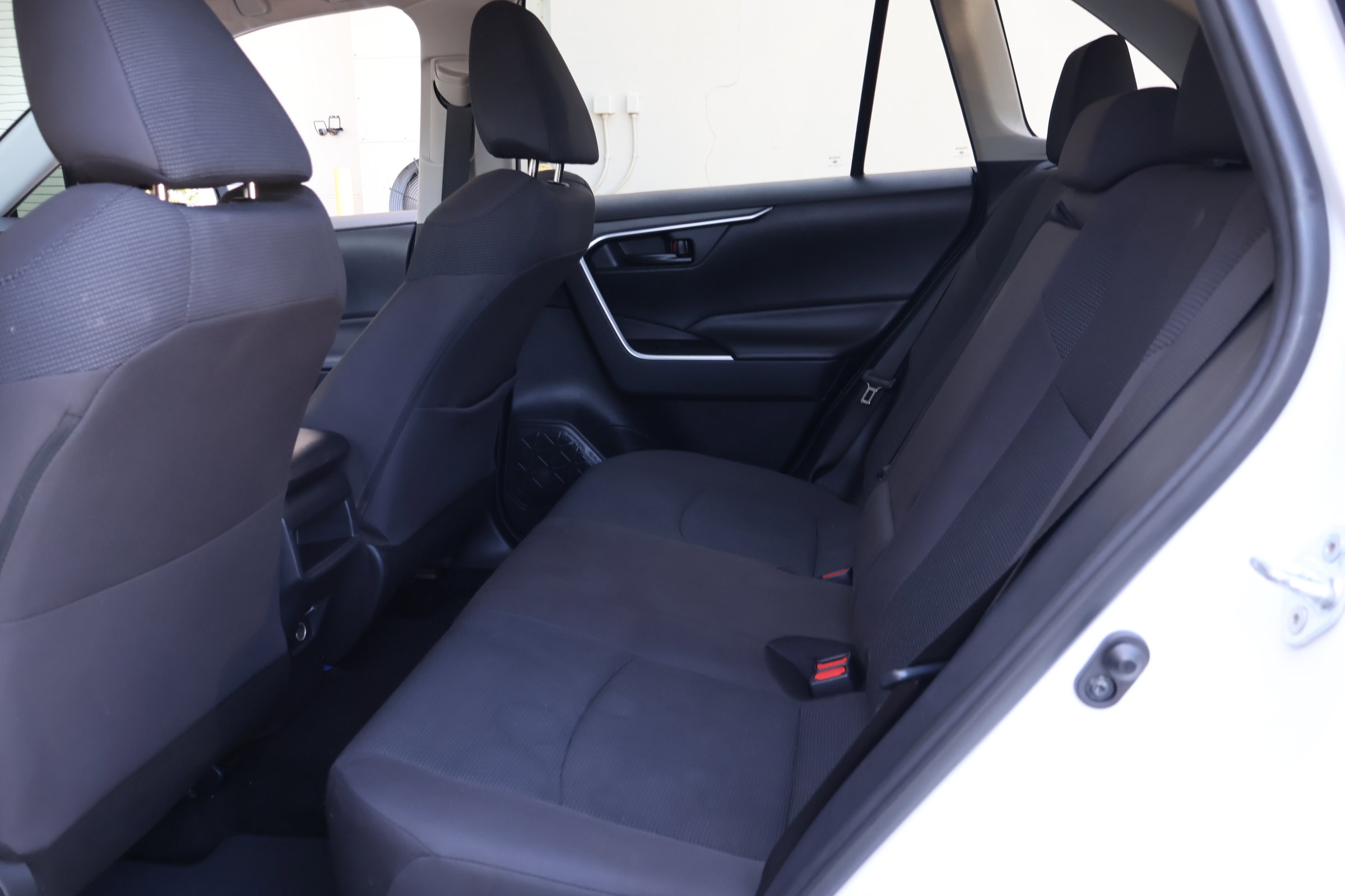 Used 2019 Toyota RAV4 LE FWD image 17