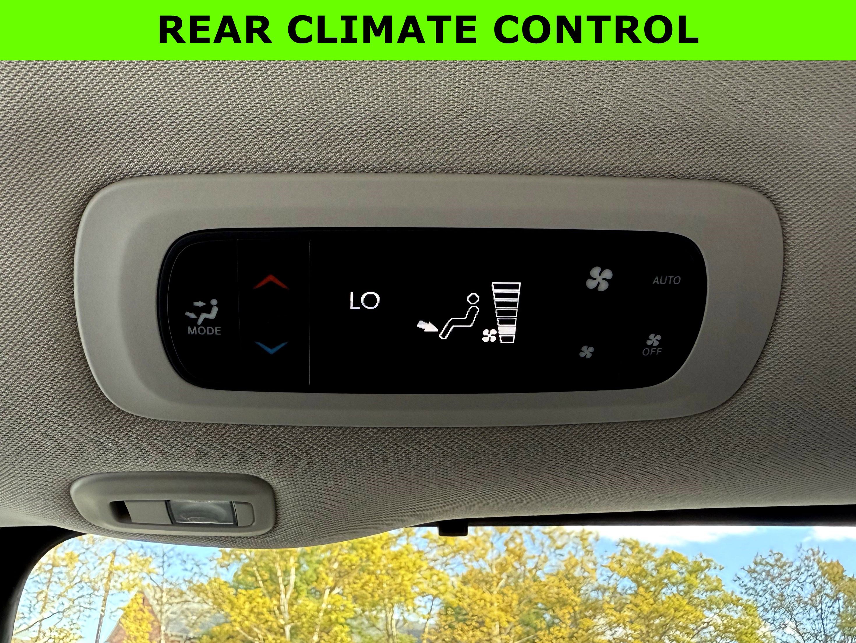 Used 2023 Chrysler Pacifica Limited w/ Uconnect Theater Family Group image 33