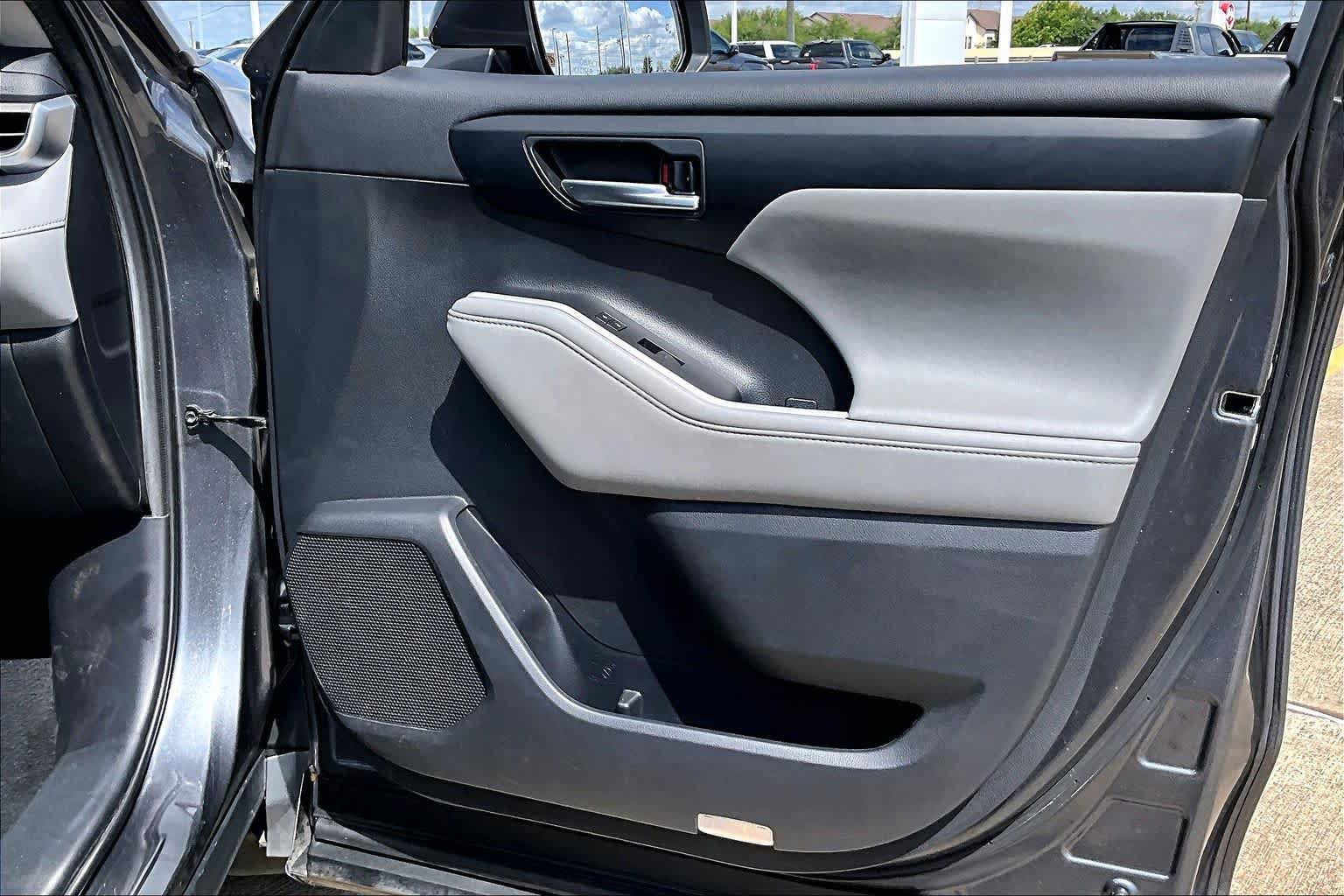 Used 2021 Toyota Highlander XLE FWD image 23